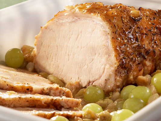 Longe de porc braisée aux raisins verts et petits oignons