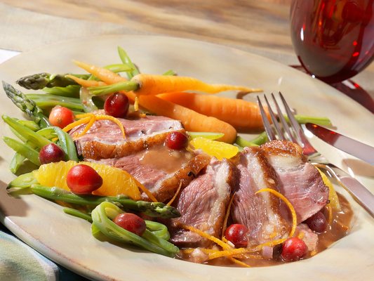Magret de canard poivré, sauce aux canneberges et au miel