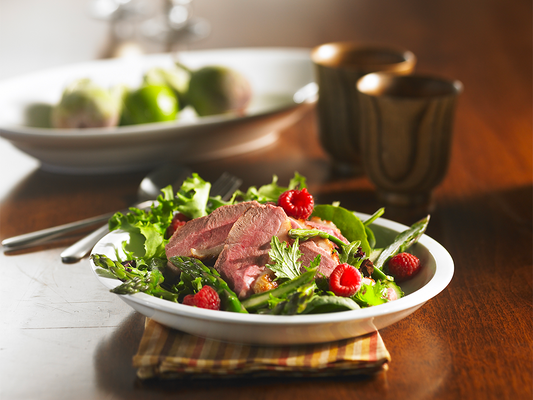 Magrets de canard épicés, sauce aux framboises et au miel