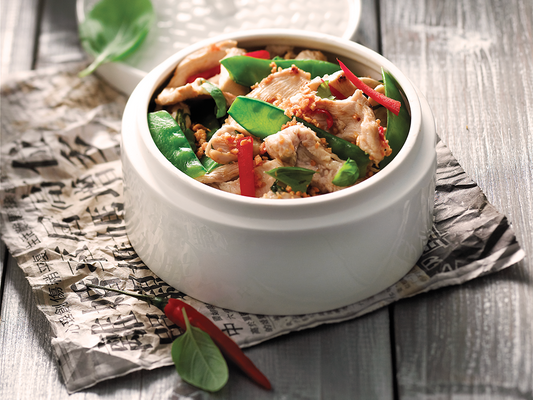 Poulet sauté aux arachides et au basilic