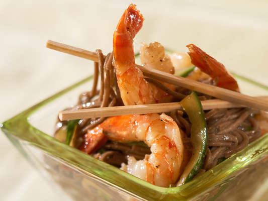 Salade de nouilles japonaises au concombre et aux crevettes