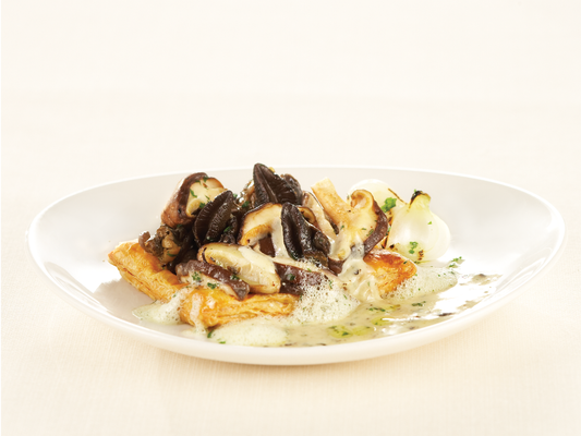 Tartelette d’escargots, champignons et oignons cipollinis, sauce au fromage bleu