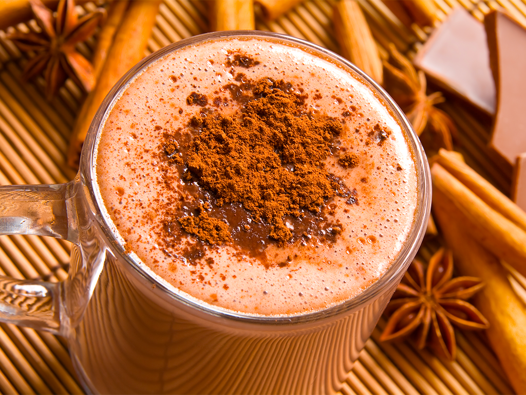 Chocolat chaud aztèque accompagné de financier